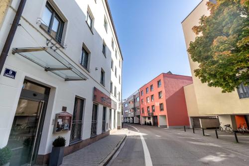 a city street filled with lots of buildings at Altstadthotel Guesthouse Die Galerie in Ingolstadt