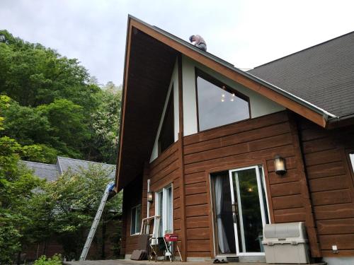 a cabin with a large window on the side of it at ログハウスkizuki in Tsuru 