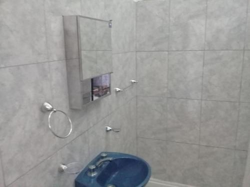 Ett badrum på Hostería Municipal de Angastaco