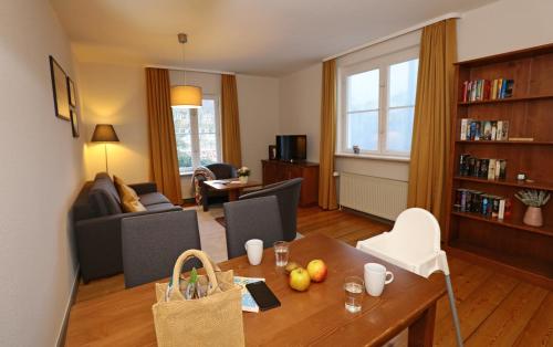 a living room with a table with fruit on it at Aparthotel Markt Fuffzehn in Stralsund