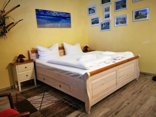 Bett mit weißer Bettwäsche und Kissen in einem Zimmer in der Unterkunft Fürstenhof - App. 304 in Sassnitz