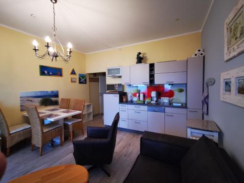 ein Wohnzimmer mit einer Küche und einem Esszimmer in der Unterkunft Fürstenhof - App. 304 in Sassnitz