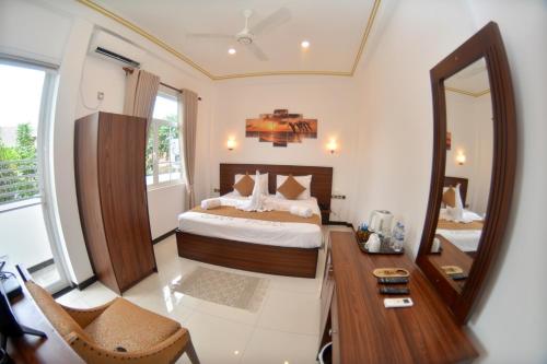 מיטה או מיטות בחדר ב-Negombo New Queen's Palace