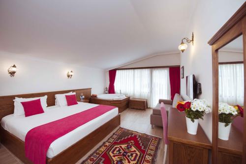 una camera d'albergo con letto e divano di Infinity City Hotel a Fethiye