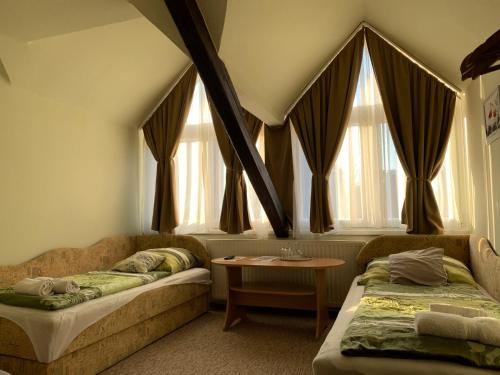 En eller flere senge i et værelse på Pálma Panzió