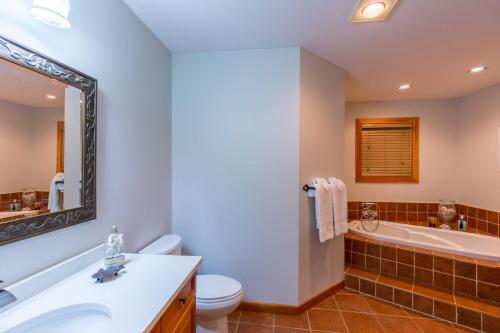 A bathroom at Tranquility Bay Waterfront Inn