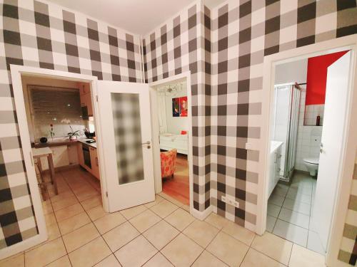 a bathroom with black and white checkered walls at schönes Privatzimmer in Hamburg Winterhude in Hamburg