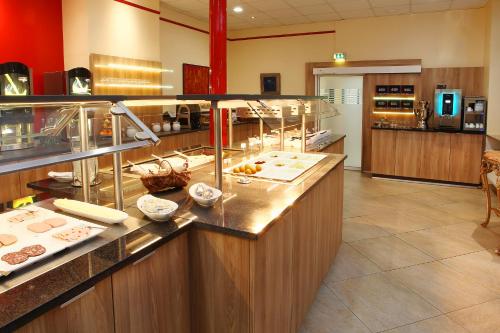 Η κουζίνα ή μικρή κουζίνα στο Hotel Königshof am Funkturm Business