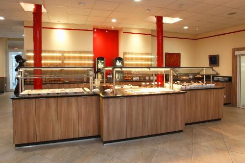 Η κουζίνα ή μικρή κουζίνα στο Hotel Königshof am Funkturm Business