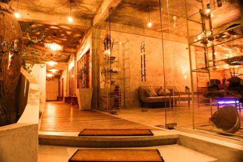 ラスドゥにあるClub Gabbianoのリビングルーム(床にマットを敷き、ガラスの壁)