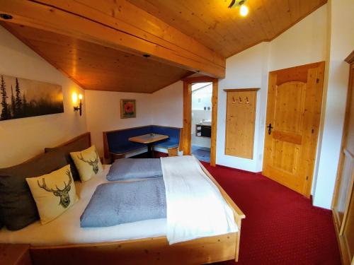 ein Schlafzimmer mit einem Bett und einem Tisch darin in der Unterkunft Ferienhaus Bergblick in Fulpmes