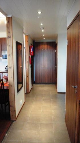 an empty hallway with wooden doors and a kitchen at Villa Ylläs 101 in Ylläsjärvi