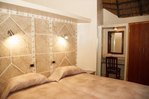Tempat tidur dalam kamar di Tshipise A Forever Resort