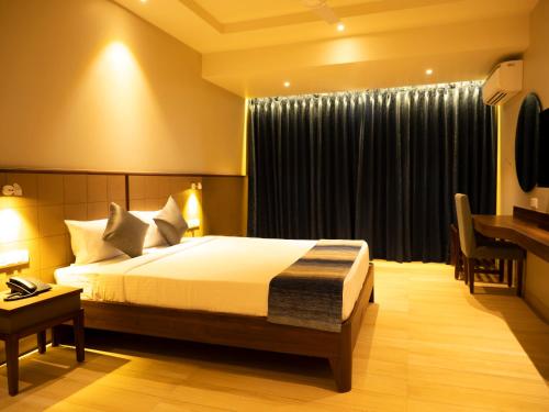 Ein Bett oder Betten in einem Zimmer der Unterkunft Cosmique Clarks Inn Suites Goa