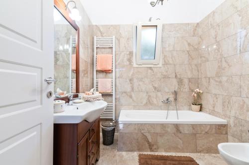 een badkamer met een bad en een wastafel bij La dimora del Cavaliere di Squinzano in Squinzano