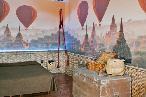a room with a mural of hot air balloons at Ahr Hotel Villa Alighieri in Stra