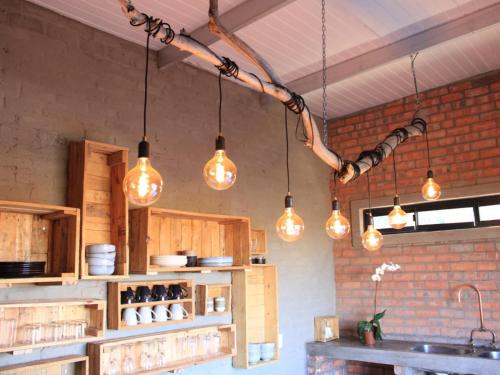 uma cozinha com muitas luzes penduradas no tecto em Eco Karoo Mountain Lodge em Luckhoff