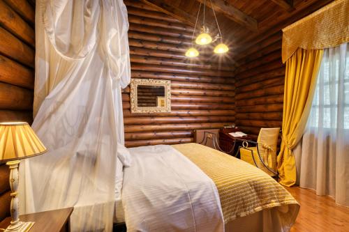 a bedroom with a bed in a wooden cabin at All Seasons Paradise in Khrisovítsion