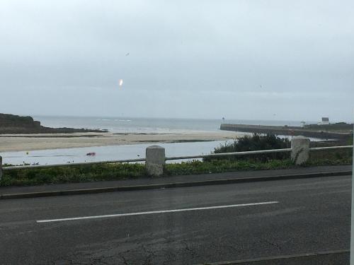 une route avec vue sur la plage et l'océan dans l'établissement Appart du bord de Mer, à Audierne