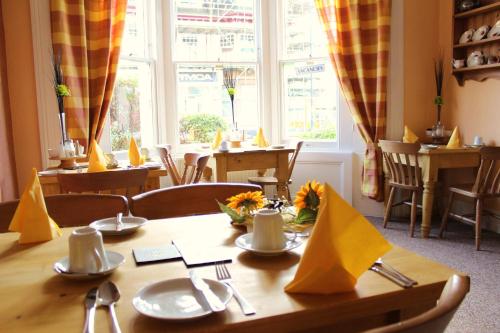 A restaurant or other place to eat at Grove Lodge 