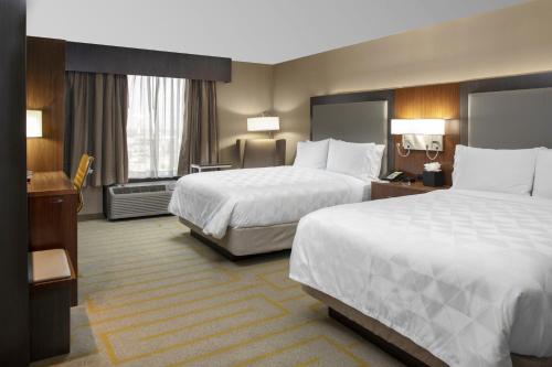 Кровать или кровати в номере Holiday Inn Chicago SW-Countryside ConfCtr, an IHG Hotel