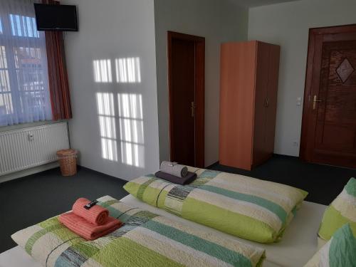 two beds sitting next to each other in a room at Pension Schöne in Großröhrsdorf