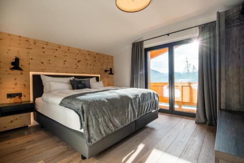 a bedroom with a bed and a large window at KaiserMoments in Going