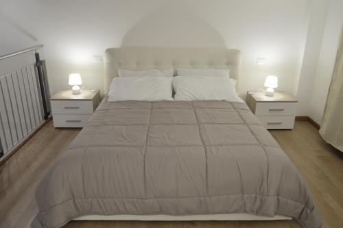 เตียงในห้องที่ Calle Michelangelo Apartments