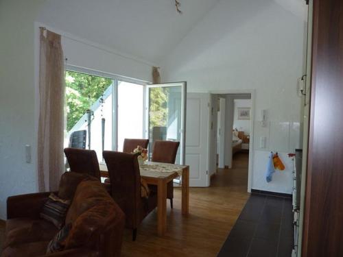 ein Wohnzimmer mit Tisch und Couch in der Unterkunft Fewo im Josefinum in Bad Sassendorf