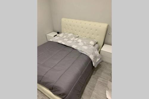 małą sypialnię z łóżkiem z kocem w obiekcie Stefano Rho Apartment Near RHO-FIERA and MILANO w mieście Rho