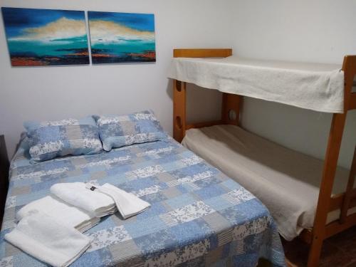 מיטה או מיטות קומותיים בחדר ב-Departamentos Pachamama