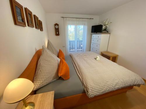 Dormitorio pequeño con cama y mesa en FeWo Waldkauz, en Berchtesgaden