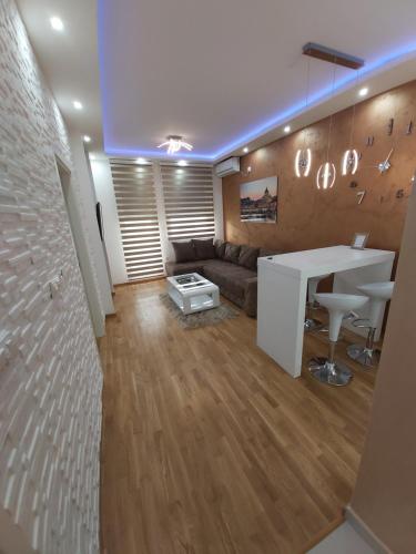 a living room with a couch and a table at Apartman Elegance Free Garage in Novi Sad
