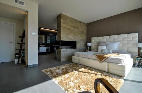 Un dormitorio con una cama grande y una chimenea. en VILLA AMANI, en San Fulgencio