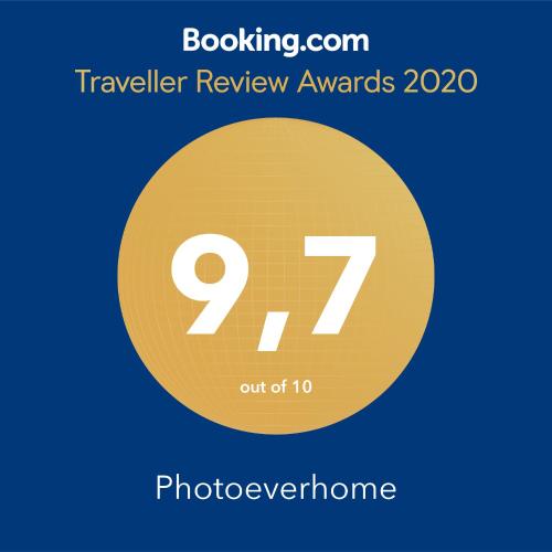 a yellow circle with the text travelling review awards at Photoeverhome in Bengtsfors