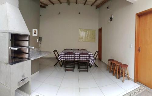 a dining room with a table and some chairs at Casa no centro com 4 quartos e ar condicionado in São João Batista do Glória
