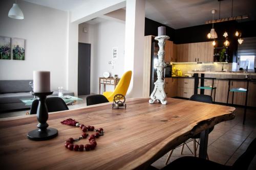 een houten tafel met kralen in de keuken bij Christina Kos Boutique Apartments in Kos-stad
