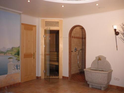 ein Bad mit einer Dusche, einem WC und einem Waschbecken in der Unterkunft Apart Andrea in Holzgau