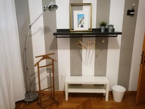 una stanza con panchina, tavolo e lampada di a casa di Narciso e Margherita a Foligno