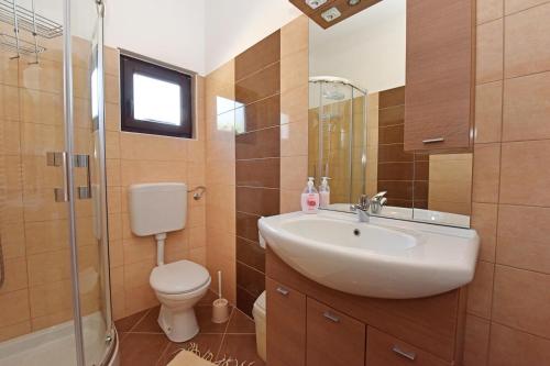 Bilik mandi di Apartments Denis