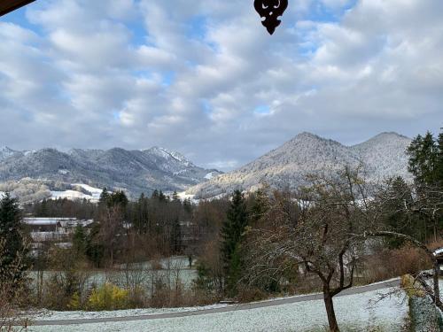 a view of a mountain range with snow on the ground at Chalet BERGSUCHT in Ruhpolding Bayern, Traumlage am sonnigen Südhang, kostenlose Parkplätze, schnelles WLAN, ruhige Sackgasse, NETFLIX inklusive in Ruhpolding