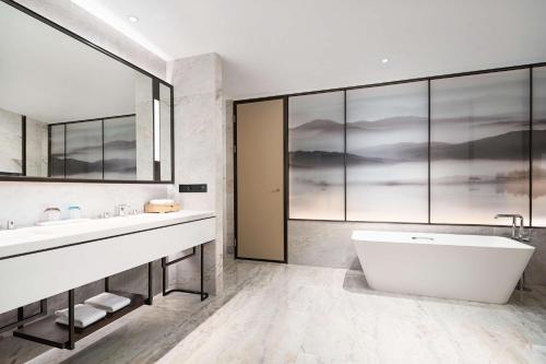 Bilik mandi di Radisson Blu Hangzhou Xintiandi