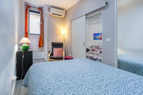 リスボンにあるLisbon Bicaのベッドルーム(青いベッド1台、椅子付)