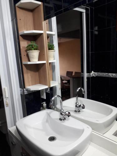 a bathroom with a sink and a mirror at casa aconchegante com linda vista a 5 min do centro in Nova Friburgo