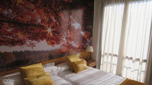 1 dormitorio con 1 cama y una gran pintura en la pared en Apartamentos Palacio Azcárate Travesía Calvario, en Ezcaray
