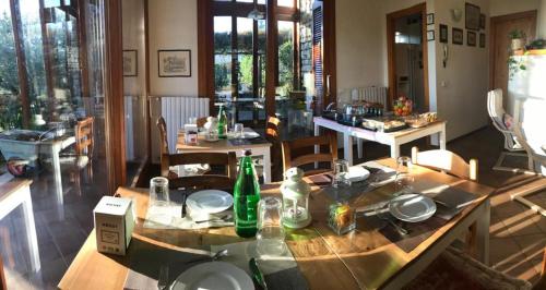 a dining room with a table with bottles on it at El Rincon del Artista in Soiano del Lago