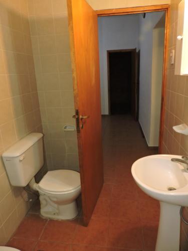 un baño con inodoro y lavabo en El Cántaro, en San Rafael