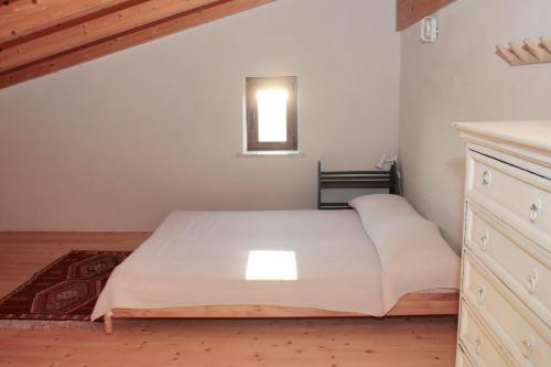 a bedroom with a white bed and a window at Agriturismo Casale San Benedetto in Ceri