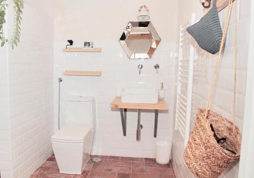 a bathroom with a toilet and a sink at Agriturismo Casale San Benedetto in Ceri