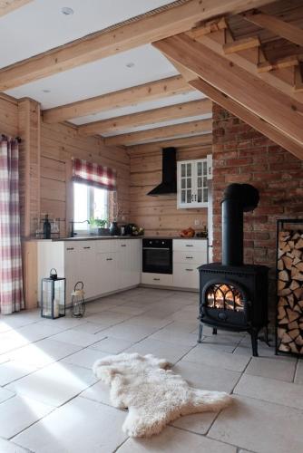 a kitchen with a stove in the middle of a room at Domki nad jeziorem Widokowo in Reszel